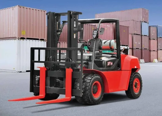 5-7t Hangcha forklift in action, lifting heavy materials in a warehouse, demonstrating strength and reliability.