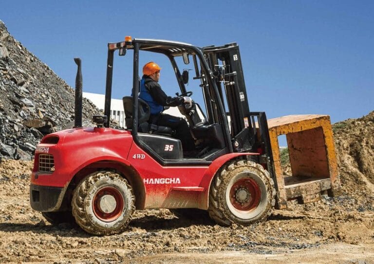 Hangcha rough terrain forklift navigating uneven ground, designed for outdoor construction and industrial use.