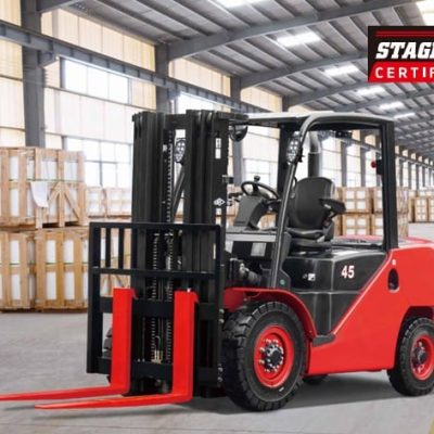 4-5.5t Hangcha forklift lifting heavy loads in a warehouse, showcasing its durability and power.