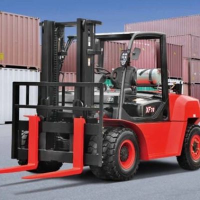 5-7t Hangcha forklift in action, lifting heavy materials in a warehouse, demonstrating strength and reliability.